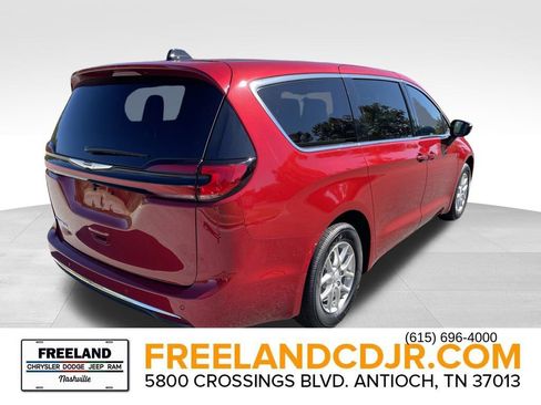 New 2026 Chrysler Pacifica Select image 3