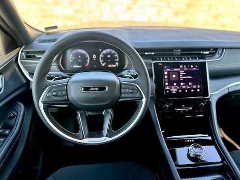 New 2025 Jeep Grand Cherokee Laredo image 12