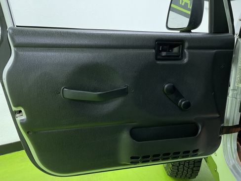 Used 2005 Jeep Wrangler Unlimited AWD/4WD image 16