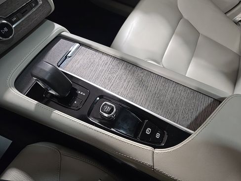 Used 2024 Volvo XC90 B6 Plus w/ Protection Package Premier image 12