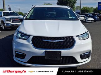 Used 2023 Chrysler Pacifica Touring-L FWD video 2