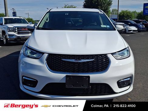 Used 2023 Chrysler Pacifica Touring-L FWD image 2