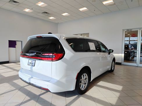 Used 2025 Chrysler Pacifica Select FWD image 3