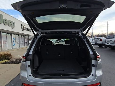 New 2025 Jeep Grand Cherokee Laredo image 16