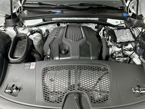 Certified 2025 Porsche Macan AWD/4WD image 38