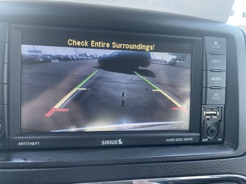 Used 2016 Chrysler Town & Country Touring FWD image 21