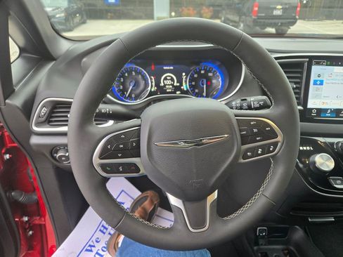 Used 2025 Chrysler Pacifica Select image 11
