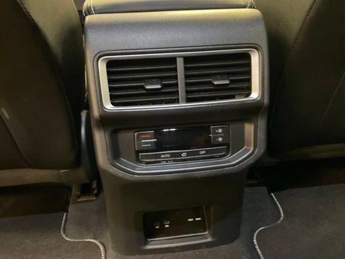 Used 2025 Volkswagen Atlas SE AWD/4WD image 26