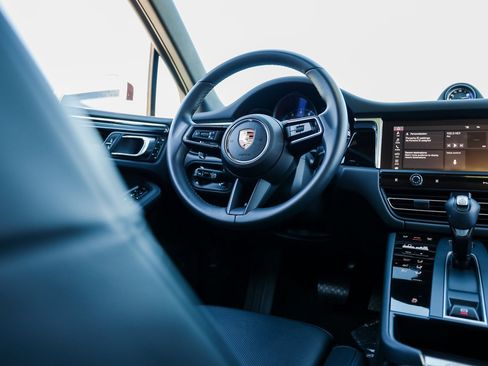 Certified 2025 Porsche Macan image 25
