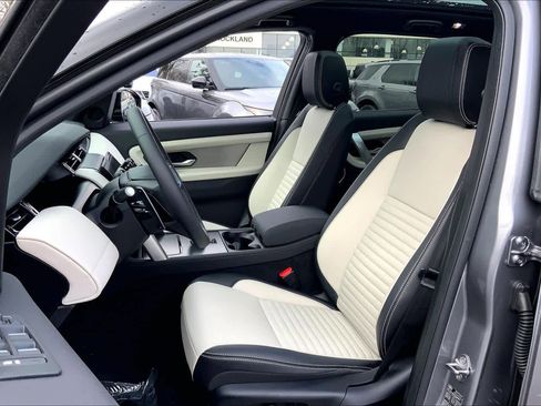 Used 2025 Land Rover Discovery Sport Dynamic SE image 9