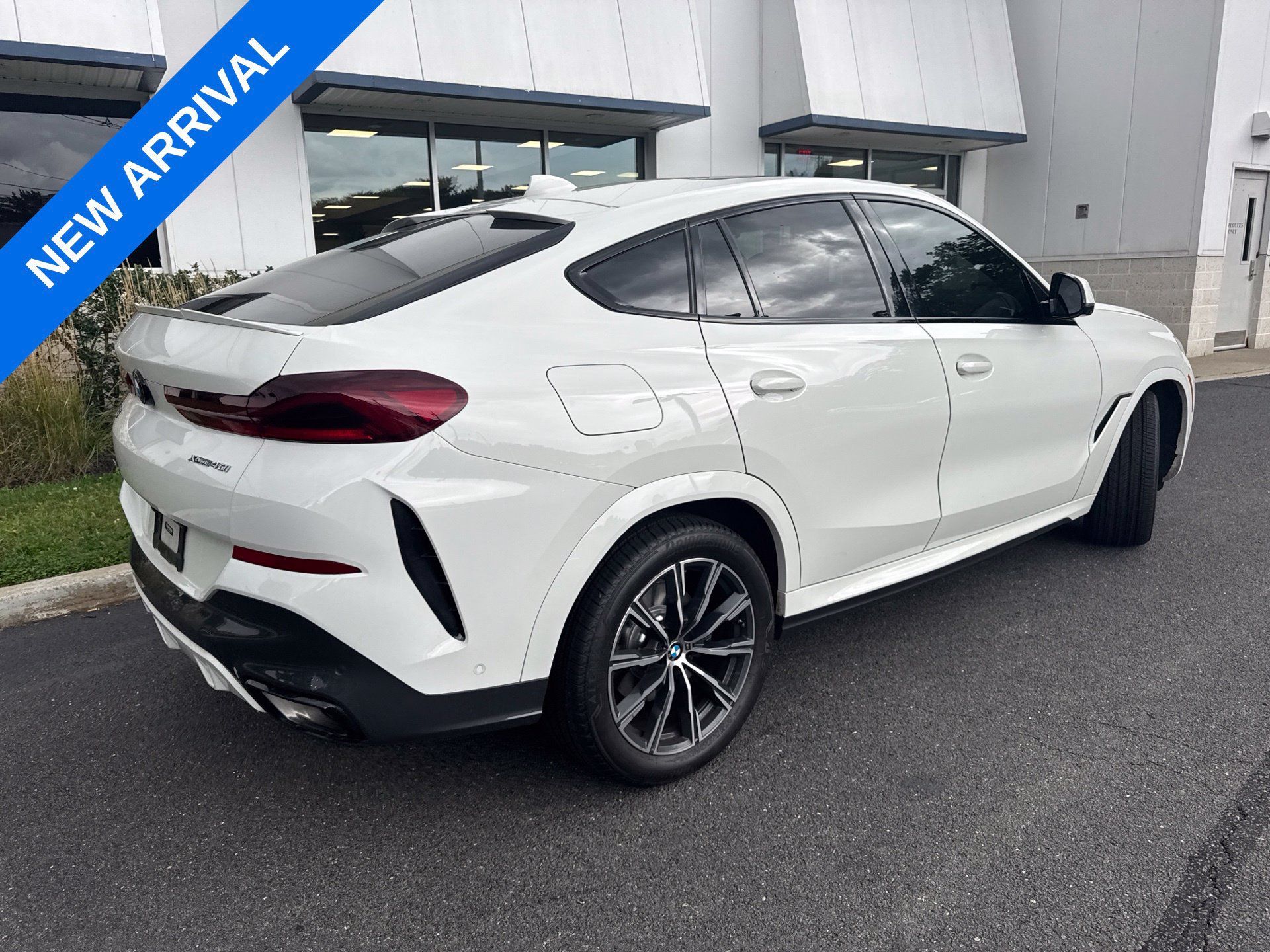Used 2023 BMW X6 xDrive40i w/ M Sport Package AWD/4WD image 2