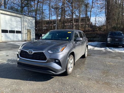 Used 2023 Toyota Highlander LE image 3