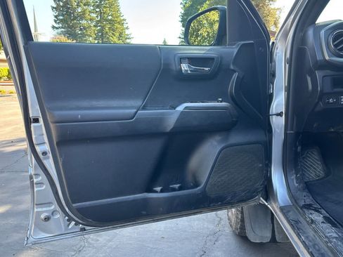 Used 2017 Toyota Tacoma TRD Sport w/ Tow Package RWD image 15