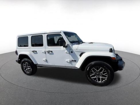 Used 2025 Jeep Wrangler Unlimited Sahara AWD/4WD image 2