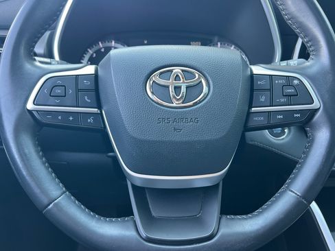 Used 2022 Toyota Highlander XLE FWD image 24