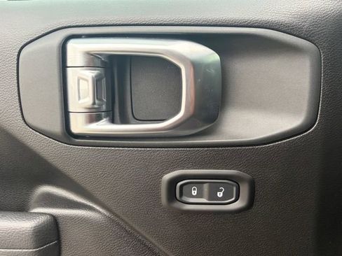 Used 2025 Jeep Wrangler Sport AWD/4WD image 4