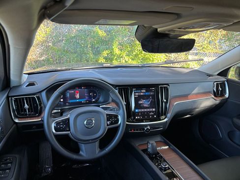 Used 2025 Volvo V60 B5 Cross Country Plus image 33