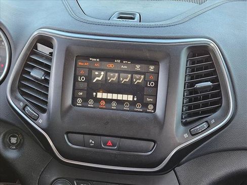 Used 2019 Jeep Cherokee Latitude Plus w/ Comfort/Convenience Group FWD image 19