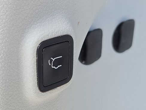 Used 2019 Jeep Cherokee Limited w/ Technology Group image 13