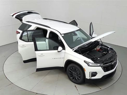 Used 2023 Chevrolet Traverse RS FWD image 40