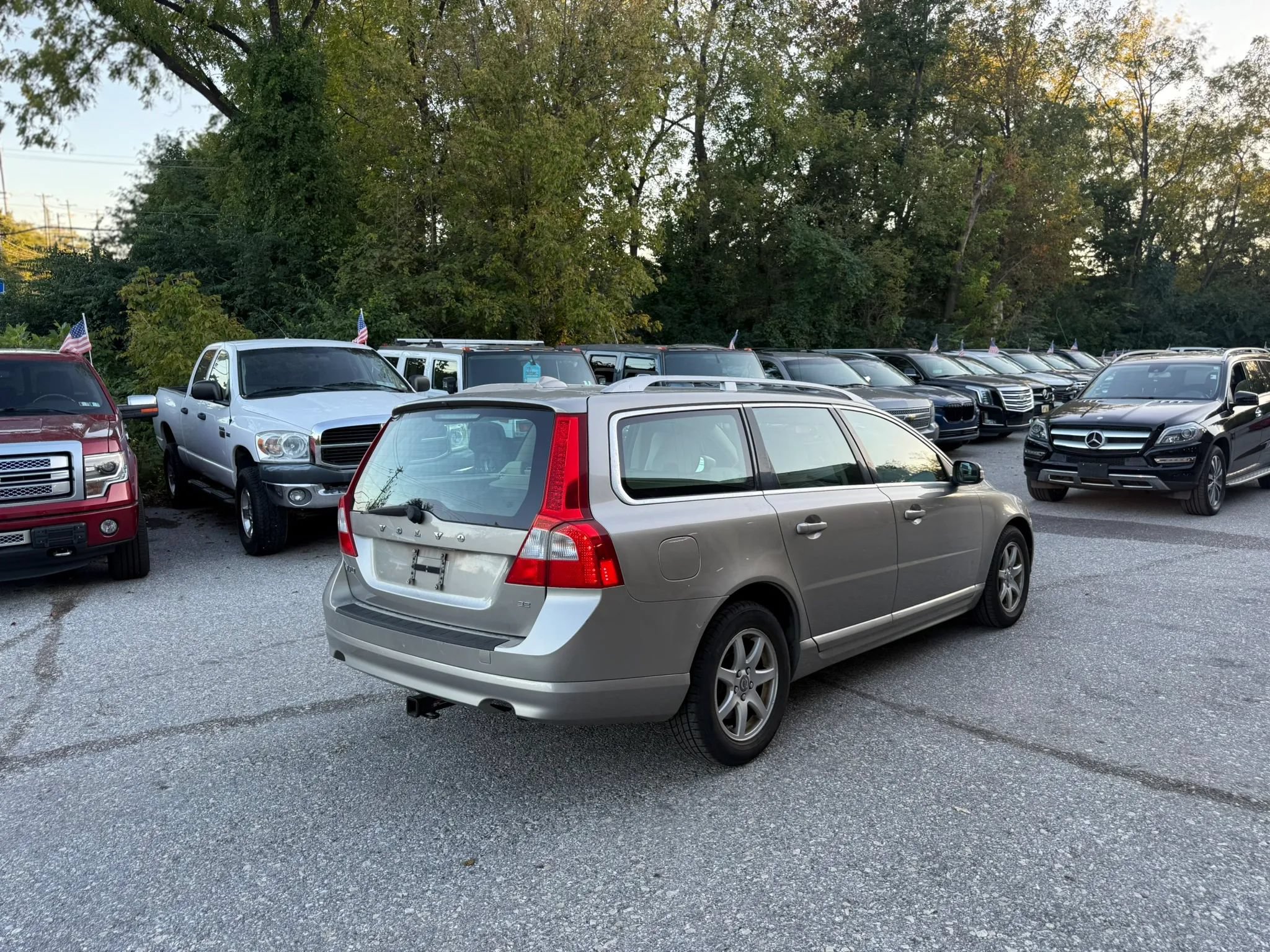Used 2010 Volvo V70 R-Design FWD image 2