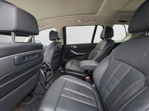 Used 2022 BMW X7 xDrive40i w/ Premium Package image 17
