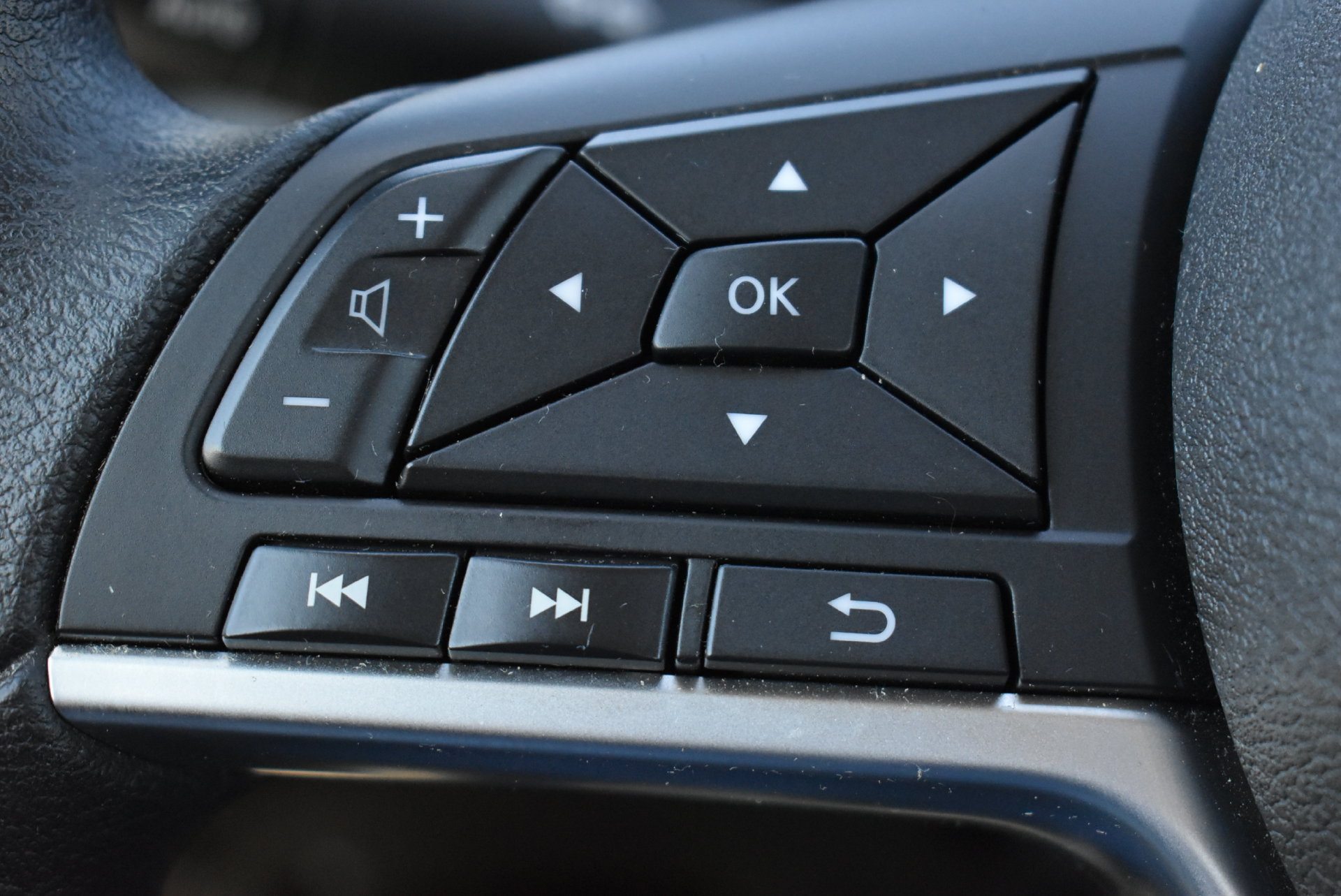 Used 2025 Nissan Sentra SV w/ Trunk Package FWD image 18