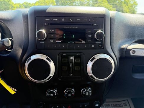 Used 2015 Jeep Wrangler Unlimited Sahara w/ Connectivity Group AWD/4WD image 21