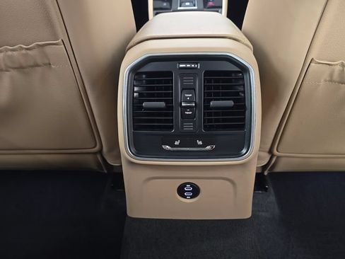 Certified 2022 Porsche Macan AWD/4WD image 26