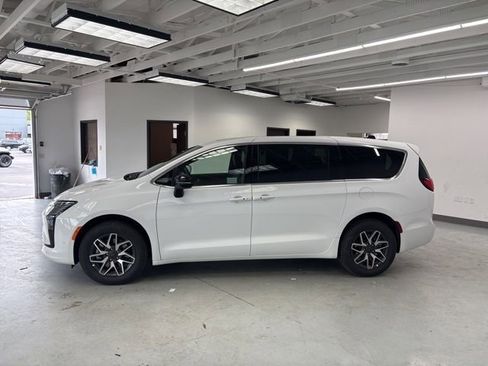 New 2027 Chrysler Pacifica Limited w/ Family Tech Group AWD/4WD image 4
