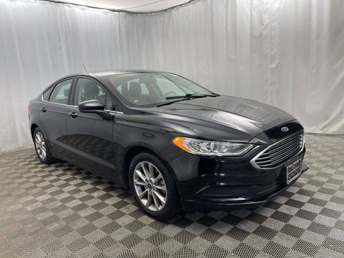 Used 2017 Ford Fusion SE w/ Fusion SE Technology Package image 2