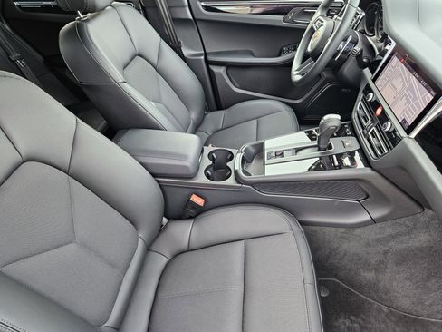 Certified 2025 Porsche Macan image 15