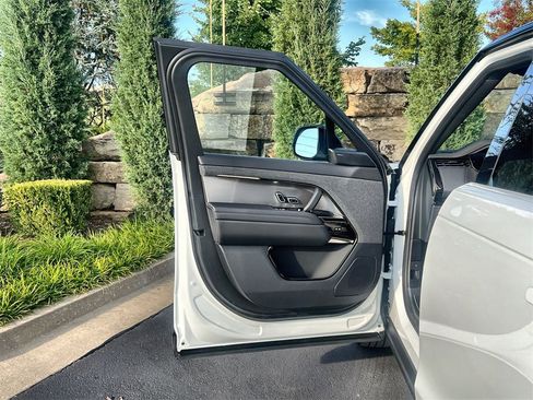 Used 2025 Land Rover Range Rover Sport SE image 17