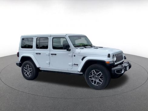 Used 2025 Jeep Wrangler Sahara image 2