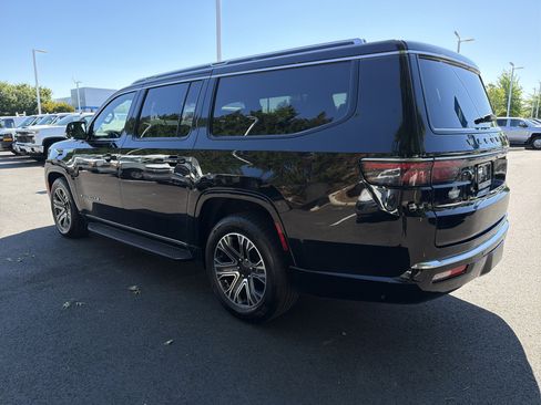 Used 2024 Jeep Wagoneer L Series II w/ Flexible Seating Group AWD/4WD image 7