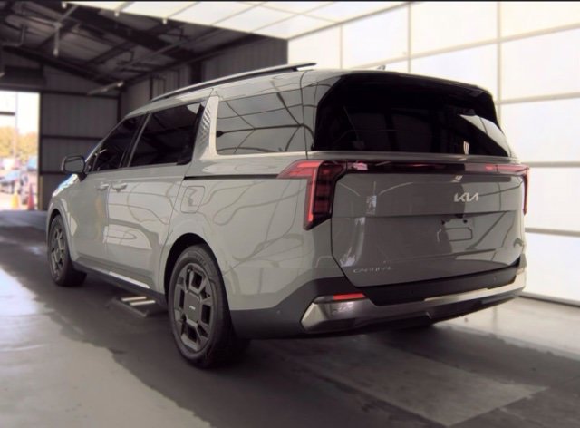 Used 2025 Kia Carnival SX FWD image 8