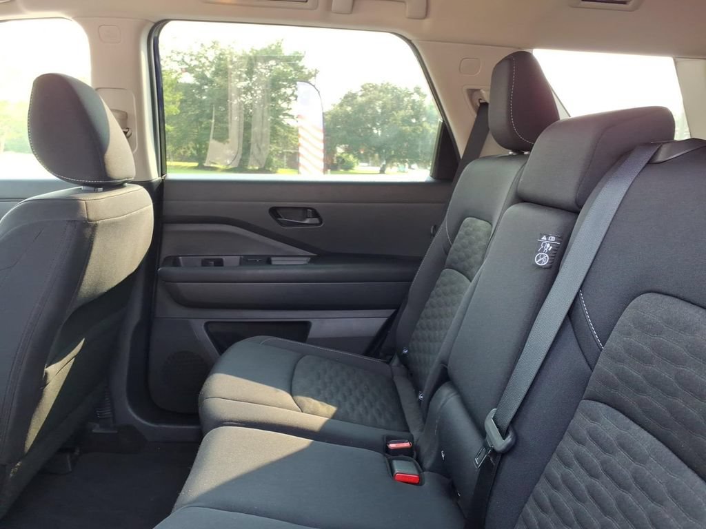 Used 2024 Nissan Pathfinder SV FWD image 9
