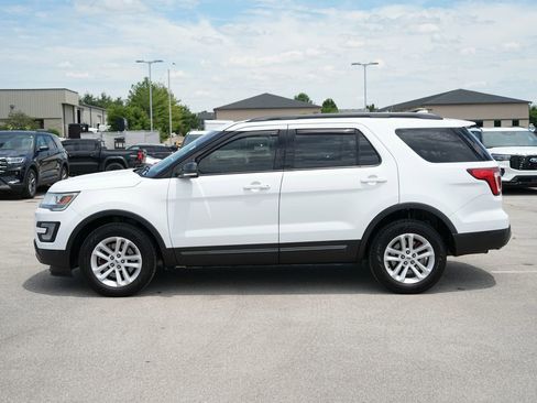 Used 2017 Ford Explorer XLT w/ Equipment Group 202A AWD/4WD image 8