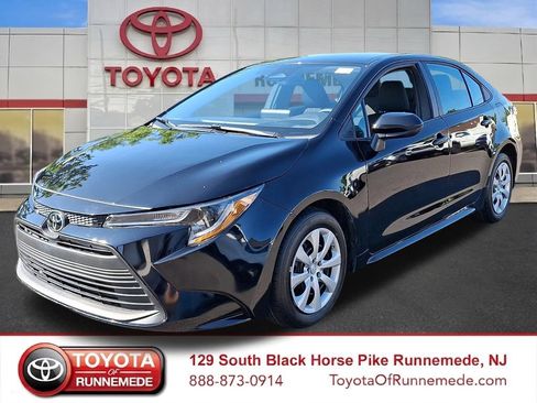 Certified 2025 Toyota Corolla LE FWD image 3