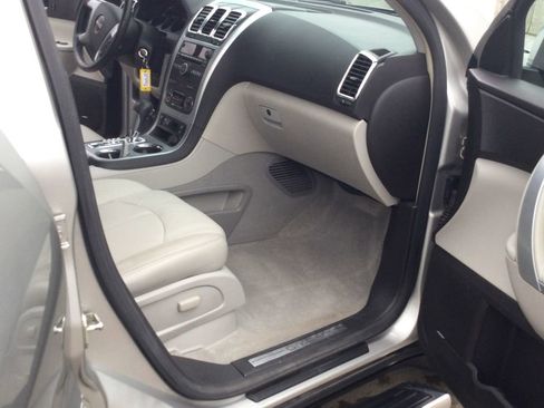 Used 2008 GMC Acadia SLT w/ Cargo Convenience Package image 17