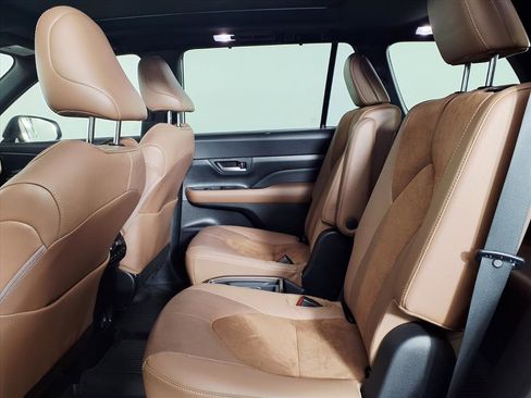 Used 2024 Toyota Grand Highlander AWD Hybrid image 14