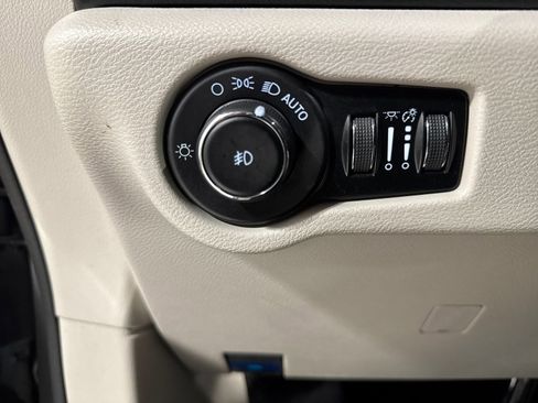 Used 2023 Chrysler Pacifica Limited FWD image 17