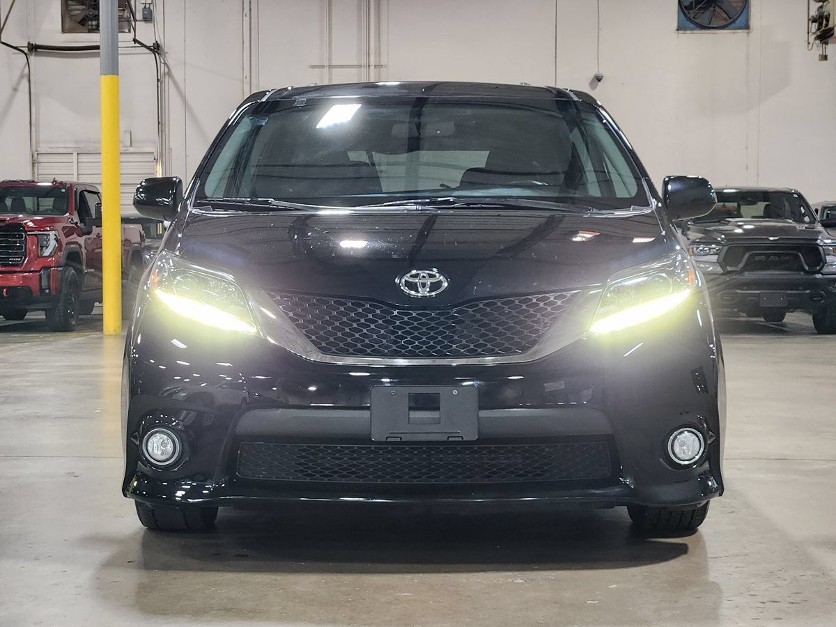 Used 2017 Toyota Sienna SE FWD image 2