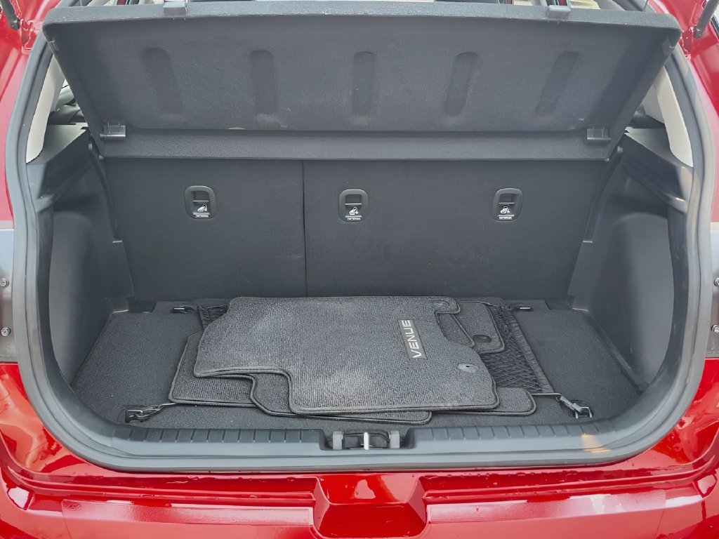 Used 2025 Hyundai Venue Limited FWD image 26