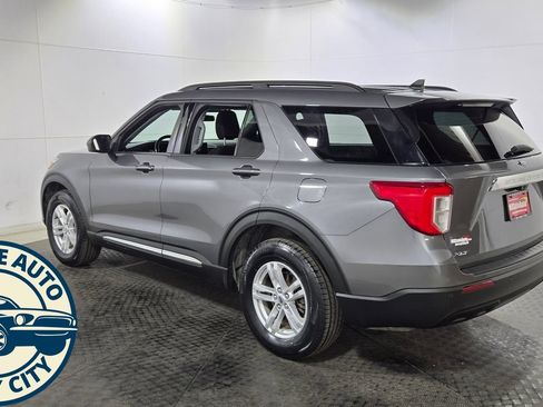 Used 2022 Ford Explorer XLT AWD/4WD image 3