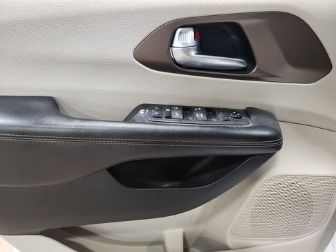 Used 2018 Chrysler Pacifica Touring Plus FWD image 43