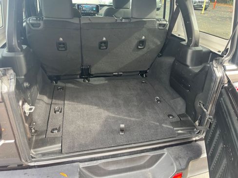 Used 2025 Jeep Wrangler Unlimited Rubicon image 27