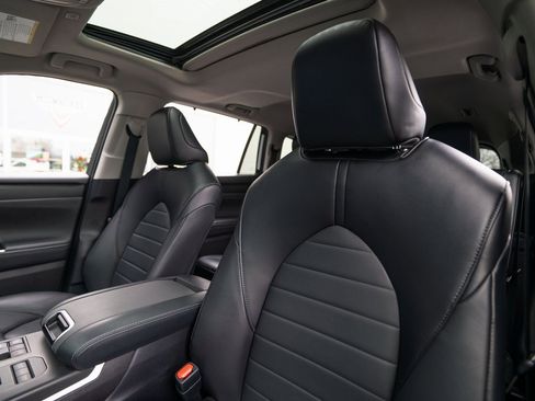 Used 2023 Toyota Highlander L image 14