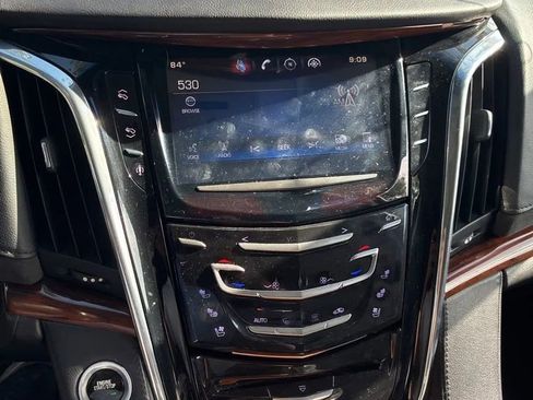 Used 2015 Cadillac Escalade Luxury AWD/4WD image 26