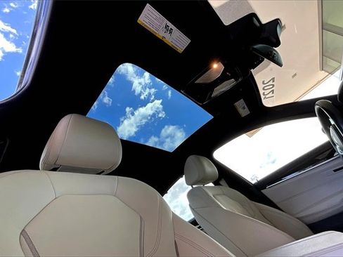 Used 2021 BMW 530e w/ M Sport Package image 21